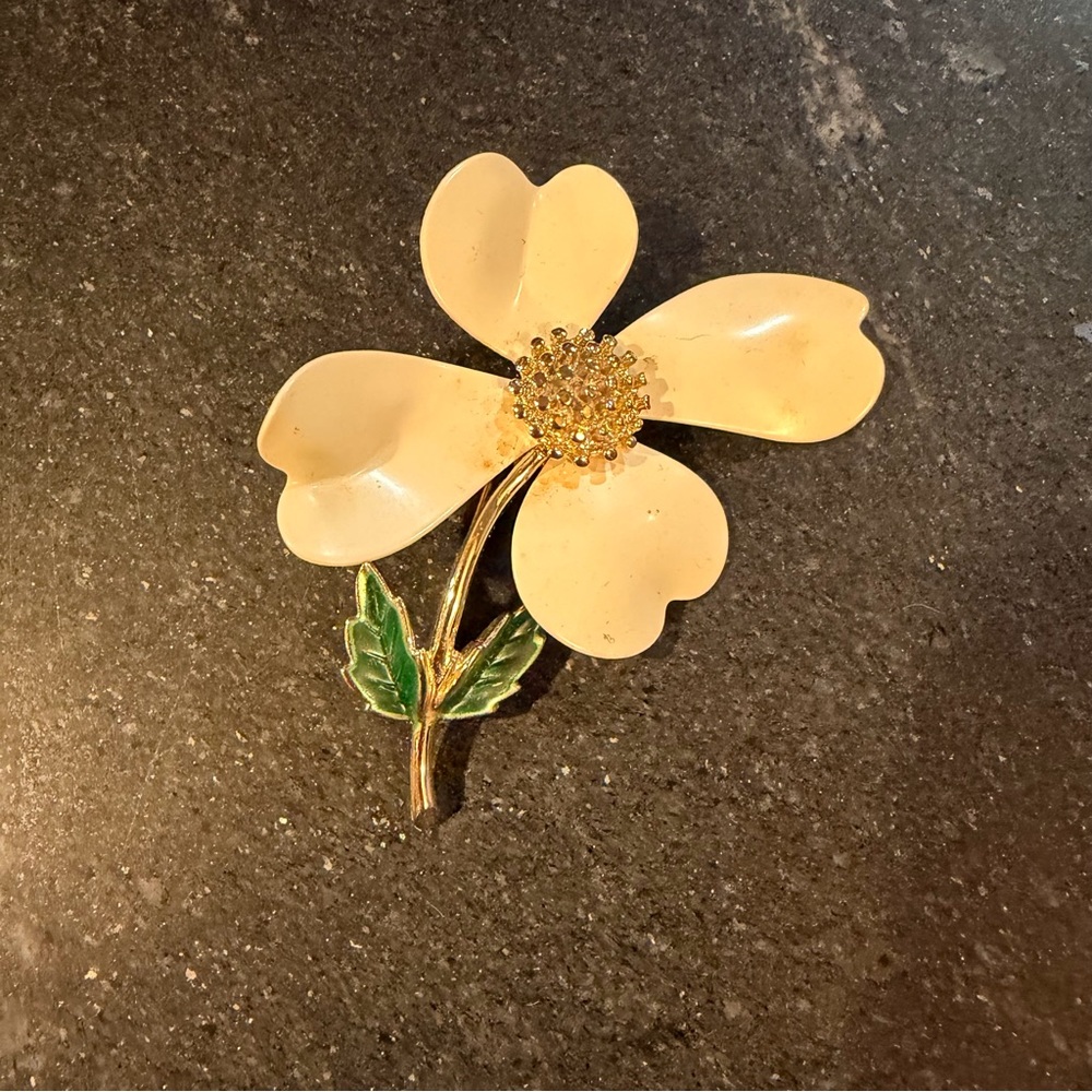 🐦‍🔥2 for $20🐦‍🔥 Vintage Floral Brooch with Cream Petals and Green Leaf